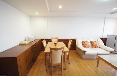 Ban Lam Rua Taek Hotel | Navanakorn Golden View
