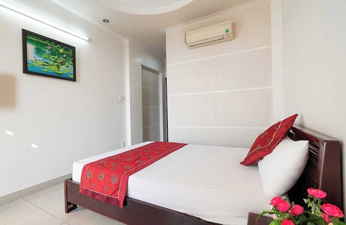 Tan Binh Hotel | Collection O Dinh Dinh Hotel - Near Tan Son Nhat Airport