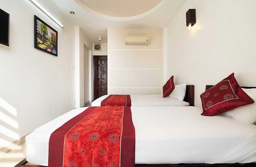 Tan Binh Hotel | Collection O Dinh Dinh Hotel - Near Tan Son Nhat Airport