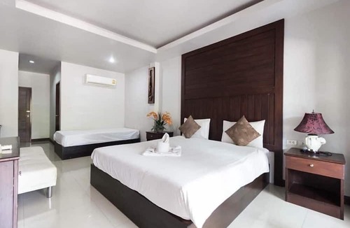 Koh Lan Hostel | The leaf&pool hostel