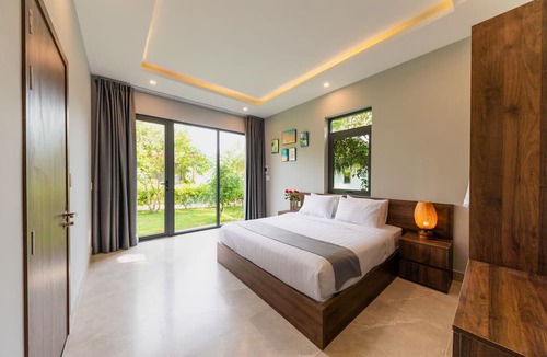 Ong Lang Hotel | Emerald Garden Retreat