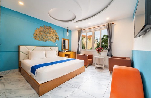 Binh Chanh House | Chic Deluxe Double Room at Sunrise Trung Son
