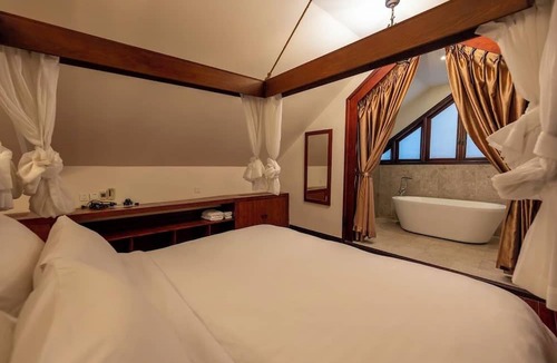 Ngu Hanh Son Resort | Secluded Tropical villa w/Lagoon pool, Spa & beach