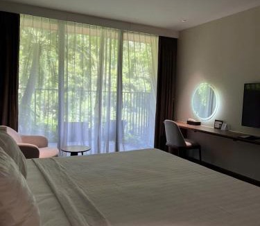 Cat Hai Apartment | SeaView-Mountainview Apartment with Super-King-bed and Bathtube in Flamingo CatBa Beach Resort