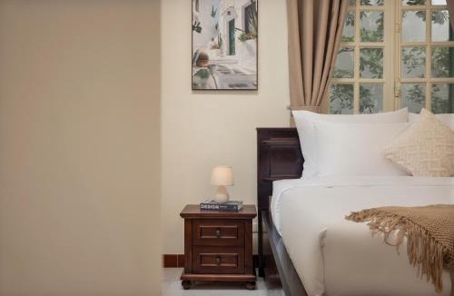 Quang An Villa | French garden Villa 4BR BBQ sunny balcony bathtub Steps to West Lake
