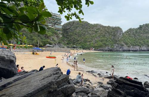 Cat Ba Apartment | Beachfront Paradise with Ocean & Mountain Views - Cat Ba Resort