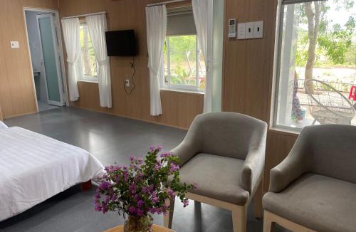 Chau Duc Hotel | Nhà Bên Đồi - The Hill House