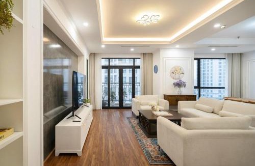 Thanh Xuan Apartment | Royal City 3BR Vintage Pool Garden View