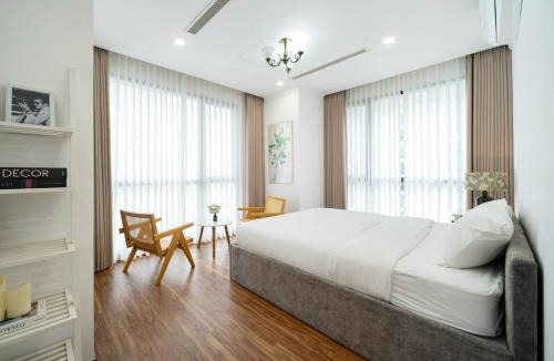 Thanh Xuan Apartment | Royal City 3BR Vintage Pool Garden View