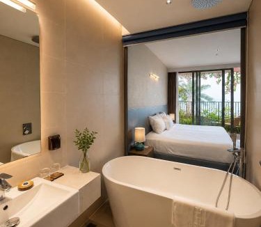 Cat Hai Hotel | FLAMINGO CÁT BÀ Tự Doanh Căn Premier Ocean View King Bed