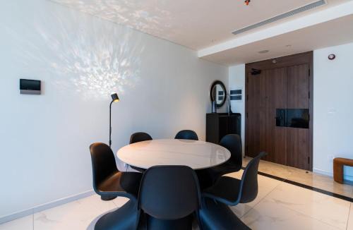 District 10 Apartment | Delux Central 3 Bedrooms China Town, Pool, Sauna, City Gateway