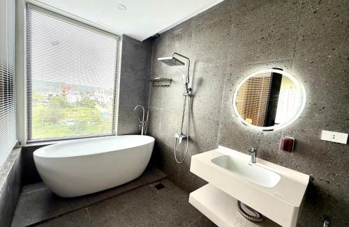 Co To Hotel | Huong Sky Co To
