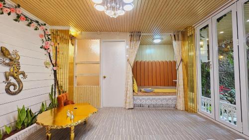 Phuong Villa | LÂU ĐÀI NHỎ ĐÀ LẠT - LITTLE CASTLE DALAT -5 rooms with kitchen and 14 people The Grand Veranda Estate 351