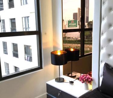 Bach Dang Riverside Apartment | Linda Apartment-ICON56-District4-3mins to center dtrc1- INFINITY POOL- AWESOME ROOFTOP