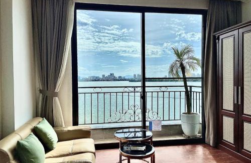 Yen Phu Apartment | Studio Lake view-Sunset glow-Bancoly