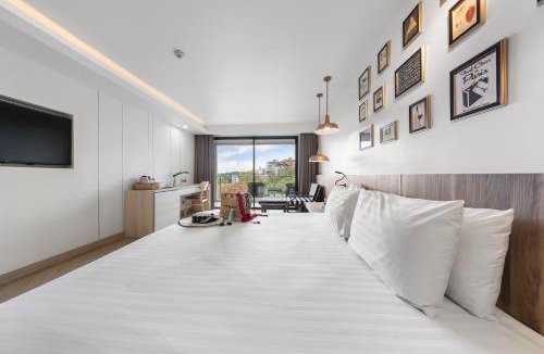 North Pattaya Hotel | Mayaana Beach Resort Pattaya - Formerly Golden Tulip Pattaya Beach Resort