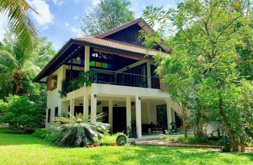 Nuea Khlong House | VillaVarin Ko Jum - Nature, Space & Luxury