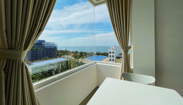 Apartment: fully furnished, downtown central, beachfront 44033