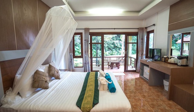 Tonsai Bay Resort
