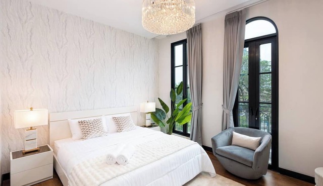 Stylish 7beds Poolhouse With Cinema & Lift - 2min to BTS in Bangkok