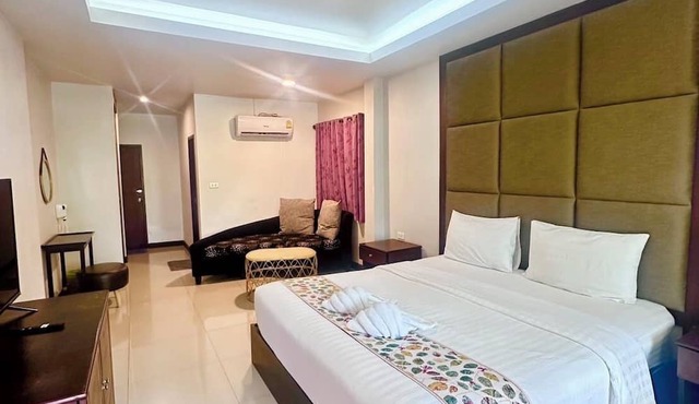 The leaf&pool hostel in Koh Lan